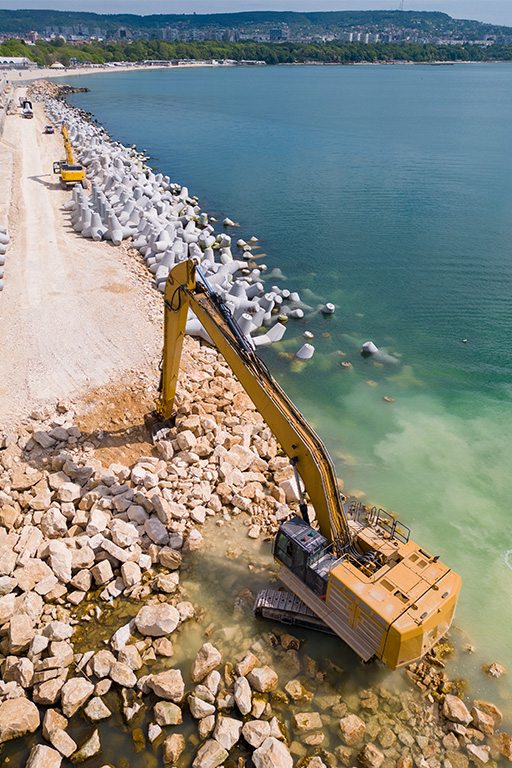 Travaux de construction sur une digue en bord de mer.