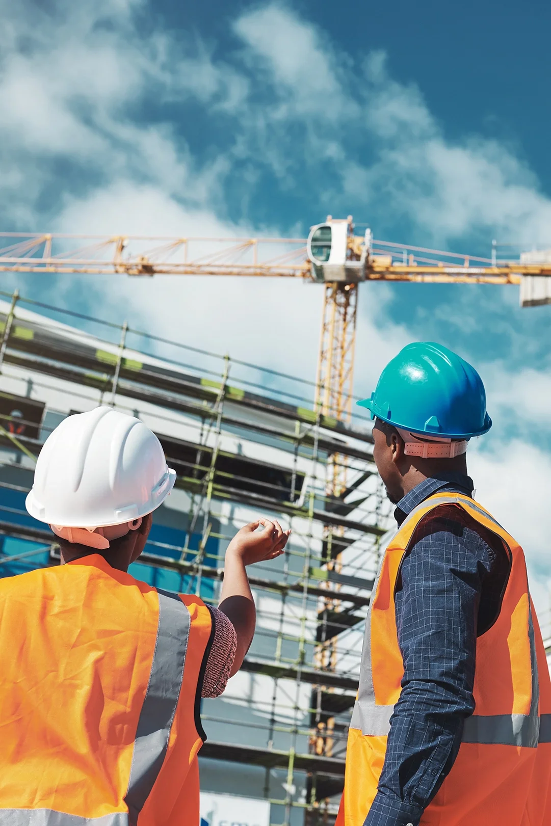 Travailleurs de la construction observant un chantier.