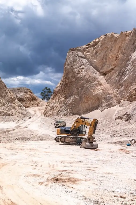 Excavatrice dans une carrière de sable.