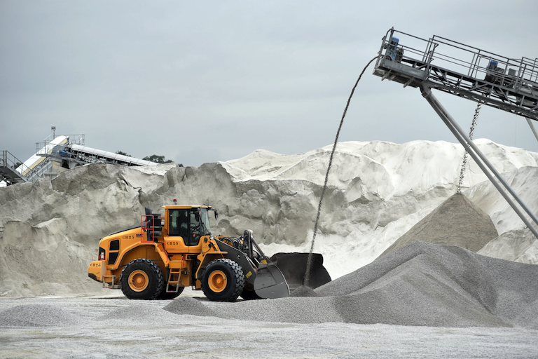 Chargeuse jaune dans une carrière de sable.
