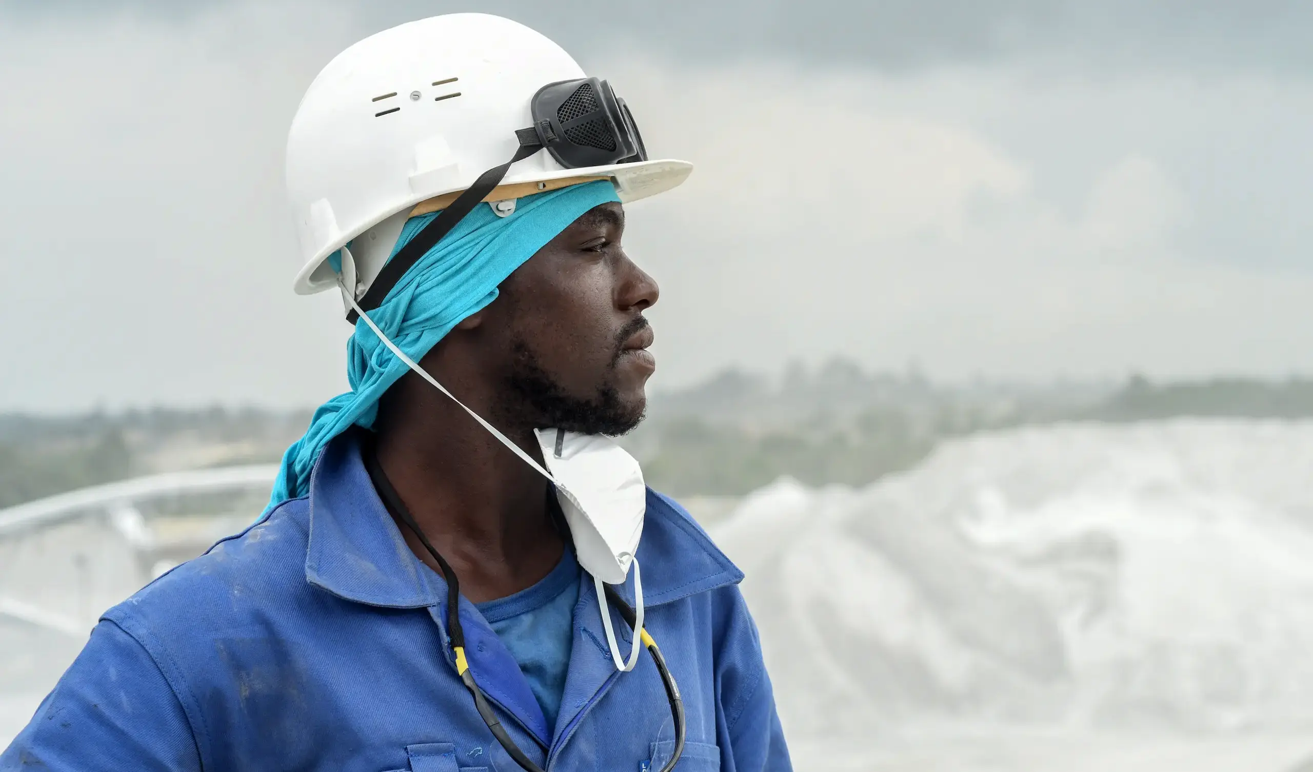 Travailleur avec casque sur un site industriel.