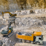 Excavatrices et camion travaillent dans une carrière.