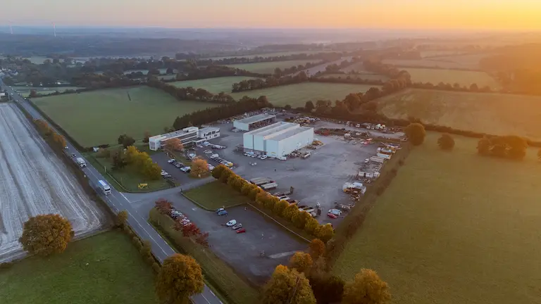 groupe herve vue du ciel Vue aérienne de la ferme au coucher du soleil.
