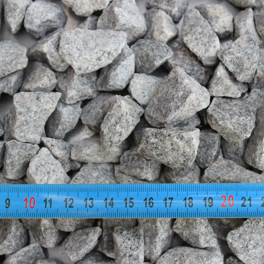 caderac fournisseurs de gravier gnt 15/25 Cailloux gris avec règle bleue millimétrique.