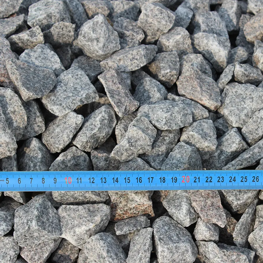 caderac fournisseurs de gravier 25 40 Tas de pierres avec règle bleue.