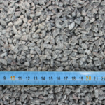 Gros plan de gravier avec ruban à mesurer.