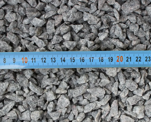 Graviers avec règle de mesure en centimètres.
