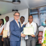 Groupes de personnes recevant des certificats