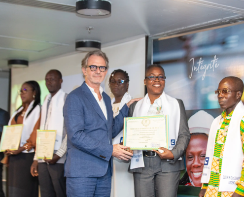 Groupes de personnes recevant des certificats