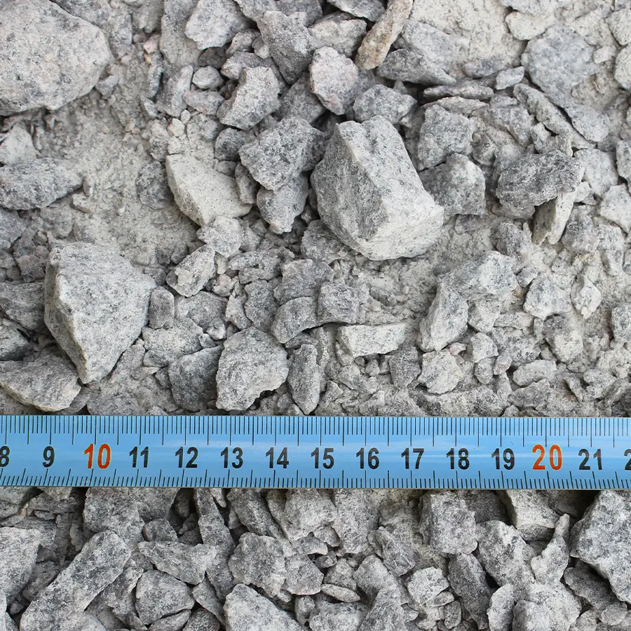 Caderac fournisseurs de gravier gnt 0 20 Cailloux mesurés avec un ruban centimétrique bleu.